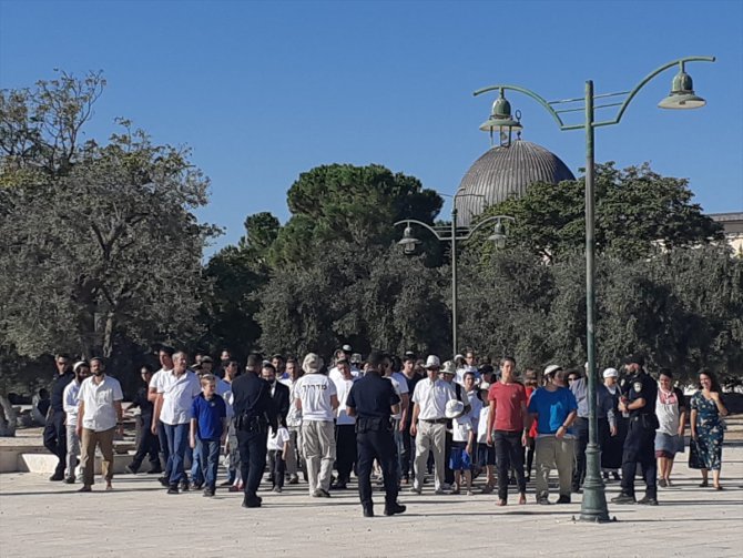 Binden fazla fanatik Yahudi Mescid-i Aksa'ya baskın düzenledi