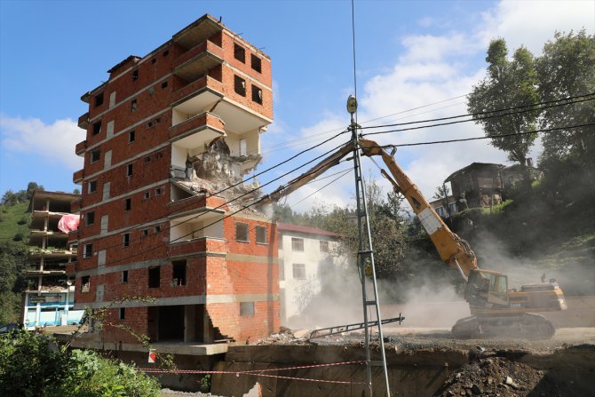 Rize'deki 7 katlı binanın yıkımına başlandı