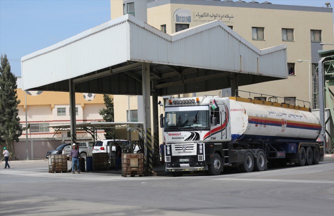 Gazze'ye elektrik santrali için yakıt girişi yapıldı