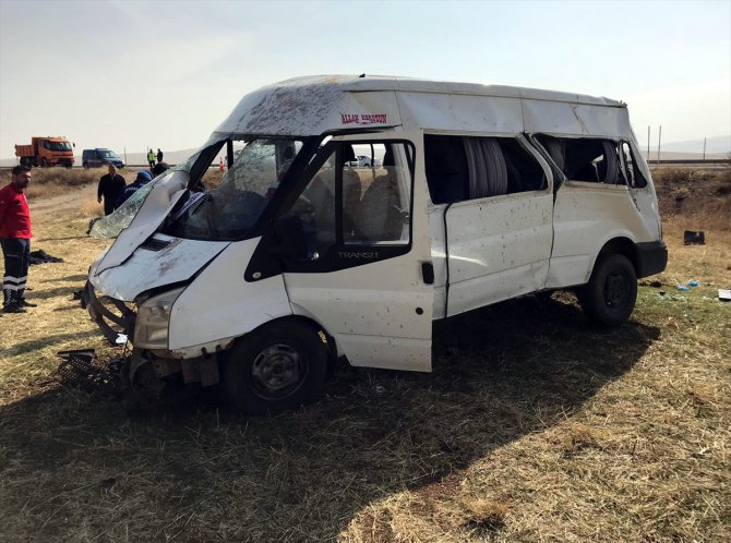 Kayseri'de düzensiz göçmenleri taşıyan minibüs devrildi: 2 ölü, 19 yaralı