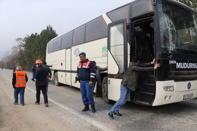 GÜNCELLEME - Öğrencileri taşıyan gezi otobüsleri kaza yaptı: 11 yaralı