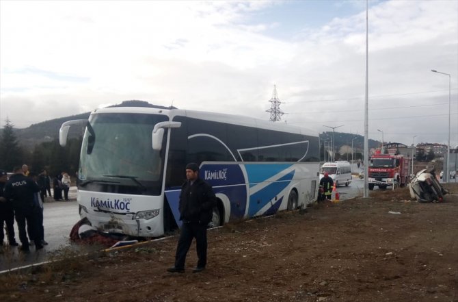 Denizli'de yolcu otobüsüyle otomobil çarpıştı: 1 ölü, 3 yaralı