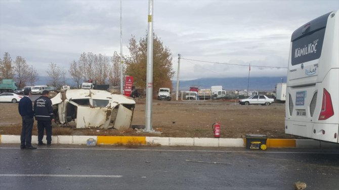 Denizli'de yolcu otobüsüyle otomobil çarpıştı: 1 ölü, 3 yaralı