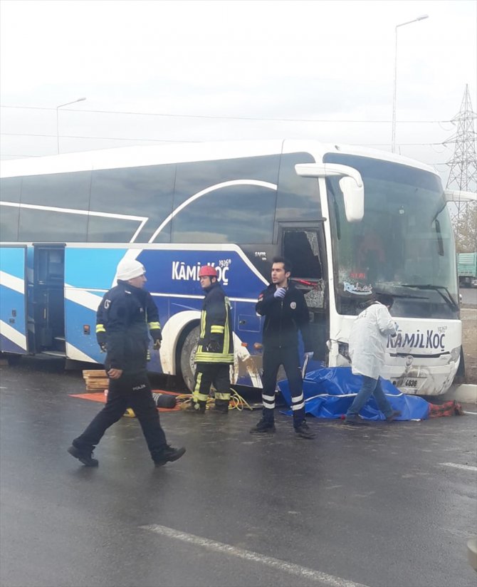 Denizli'de yolcu otobüsüyle otomobil çarpıştı: 1 ölü, 3 yaralı