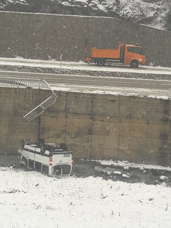 Trabzon'da minibüs dereye yuvarlandı