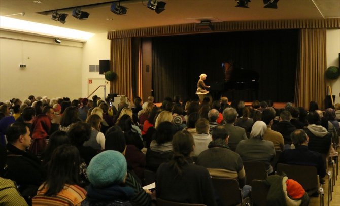 Almanya'da Gülsin Onay konseri