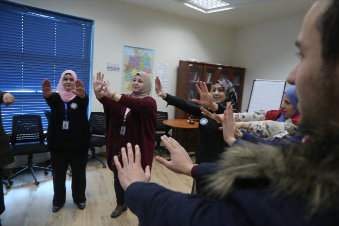 Filistinliler İsrail işgalinin kötü etkilerine "gülerek" karşı koyuyor