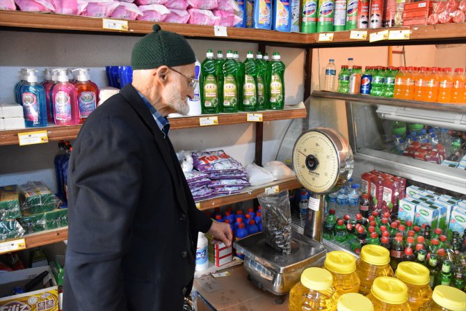 "Bakkal amca" 62 yıldır mesleğini sürdürüyor