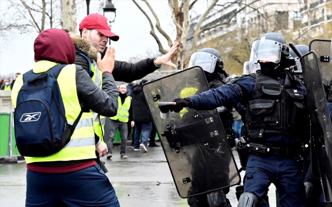GÜNCELLEME - Fransa'da sarı yelekliler gösterilerin 11'inci haftasında sokaklarda