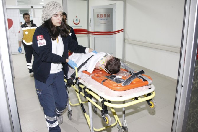 Bursa'da otomobil bariyerlere çarptı: 8 yaralı