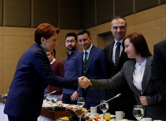 Akşener, medya temsilcileriyle buluştu