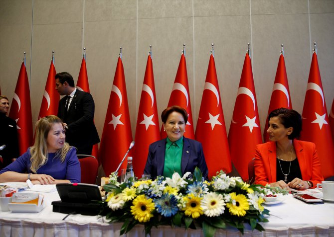 Akşener, medya temsilcileriyle buluştu