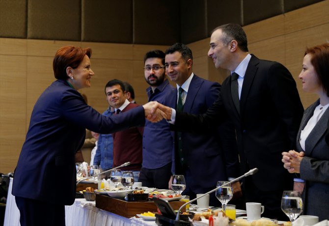 Akşener, medya temsilcileriyle buluştu