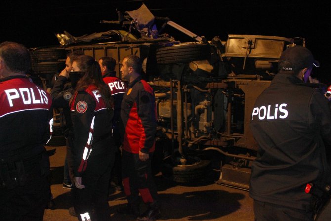 GÜNCELLEME - Adana'da asker uğurlamasına gidenleri taşıyan midibüs devrildi: 3 ölü, 20 yaralı