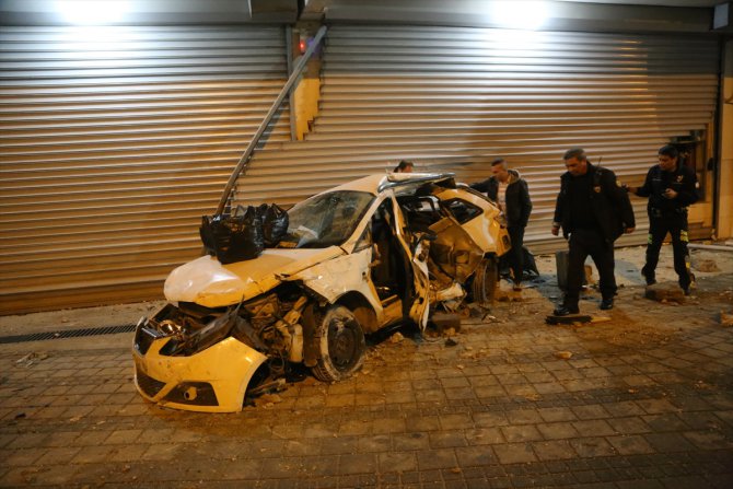 GÜNCELLEME - Adana'da otomobil direğe ve iş yerine çarptı