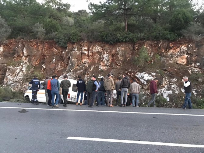 Bodrum'da askerleri taşıyan minibüs kayalıklara çarptı: 3 yaralı