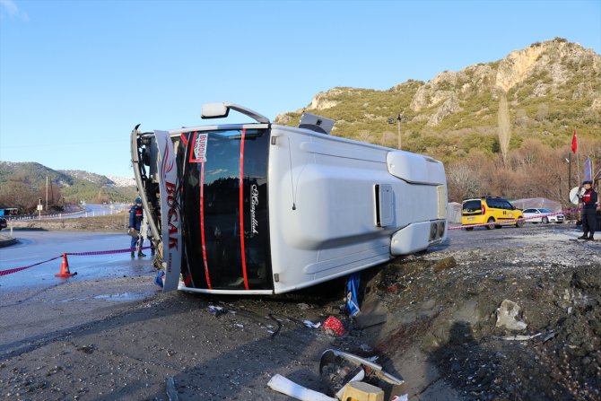 Burdur'da midibüs devrildi: 6 yaralı