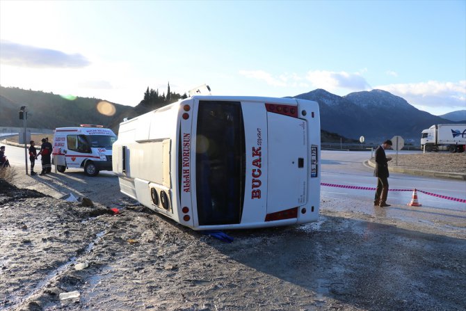 Burdur'da midibüs devrildi: 6 yaralı