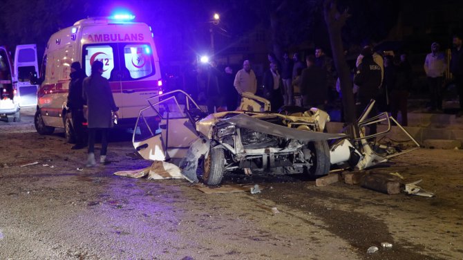 Adana'da trafik kazası: 2 ölü, 3 yaralı