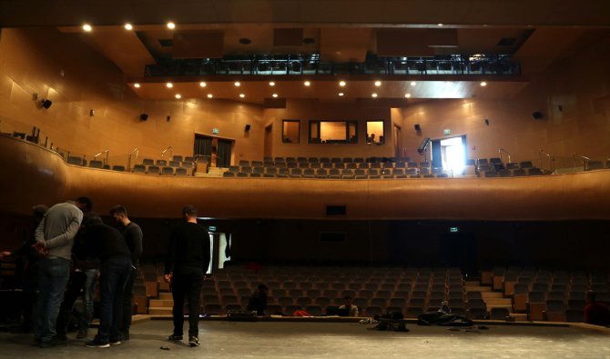 İzmir yeni tiyatro sahnesine kavuştu