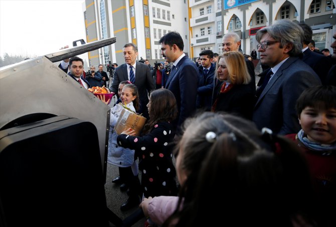 Öğrenciler Bakan Kurum ve Selçuk'a "sıfır atık" projesini anlattı