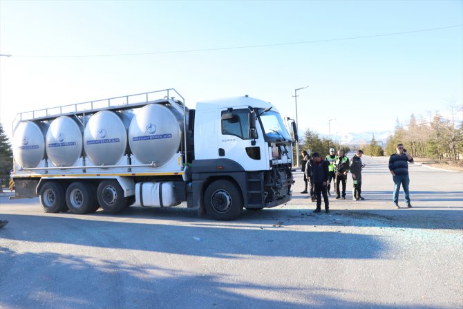 Niğde'de midibüsle süt tankeri çarpıştı: 7 yaralı