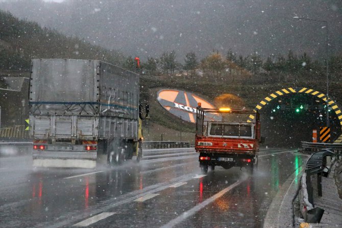 Bolu Dağı'nda kar yağışı