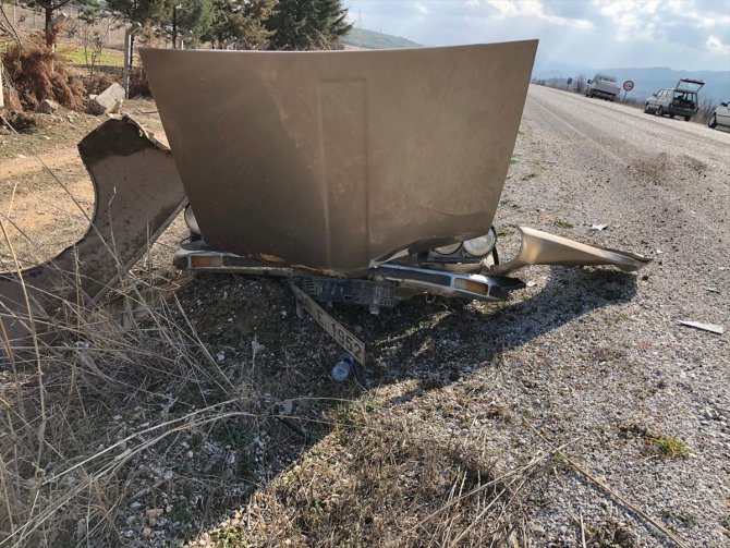 Denizli'de kaza yapan otomobil ikiye bölündü: 4 yaralı