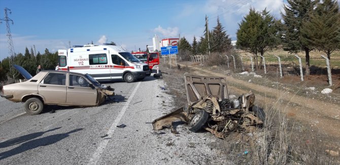 Denizli'de kaza yapan otomobil ikiye bölündü: 4 yaralı