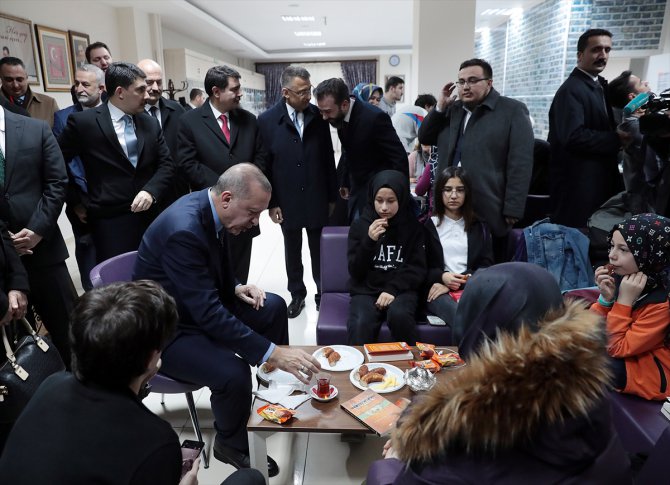 Erdoğan, Sincan'da millet kıraathanesini ziyaret etti