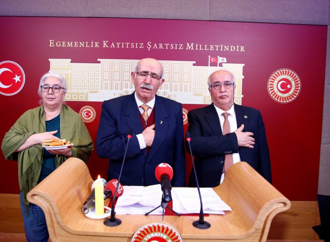 HDP Milletvekili Zeynel Özen Mecliste "Hızır Lokması" dağıttı