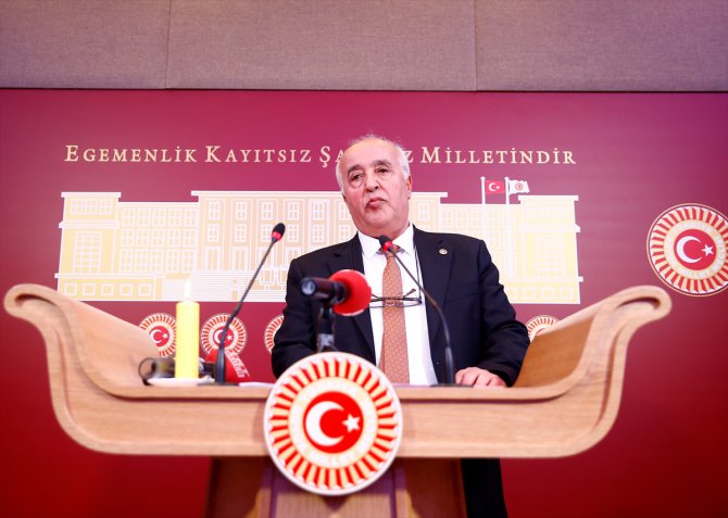 HDP Milletvekili Zeynel Özen Mecliste "Hızır Lokması" dağıttı