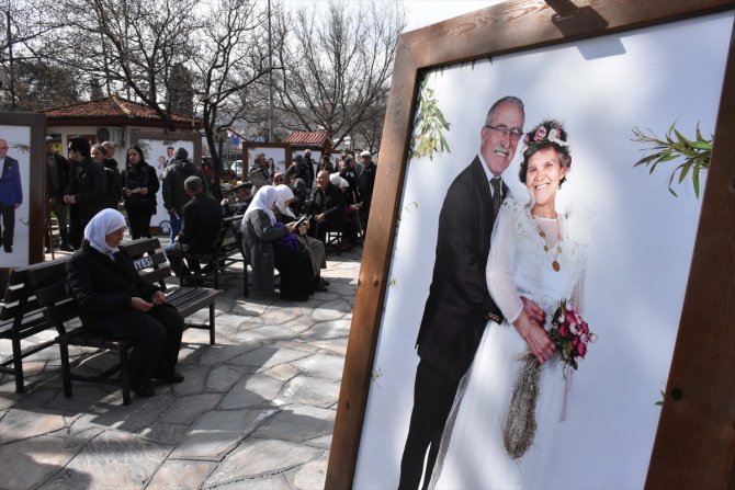 Yıllar sonra düğün fotoğrafı için objektif karşısına geçtiler