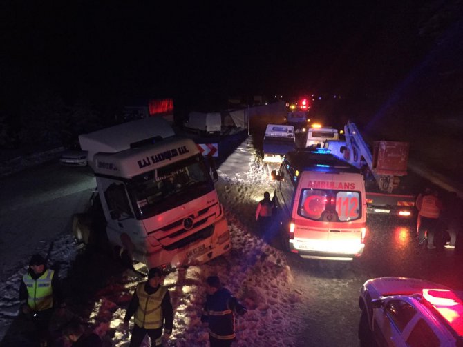 GÜNCELLEME - Zincirleme trafik kazası kara yolunu kapattı