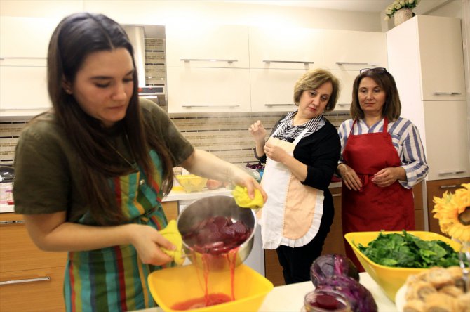 Çocuklar için meyve sebzelerden "doğal boya" yapıyorlar