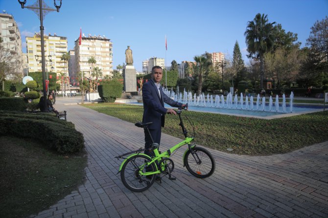 Adana'nın bisikletli bağımsız büyükşehir belediye başkan adayı