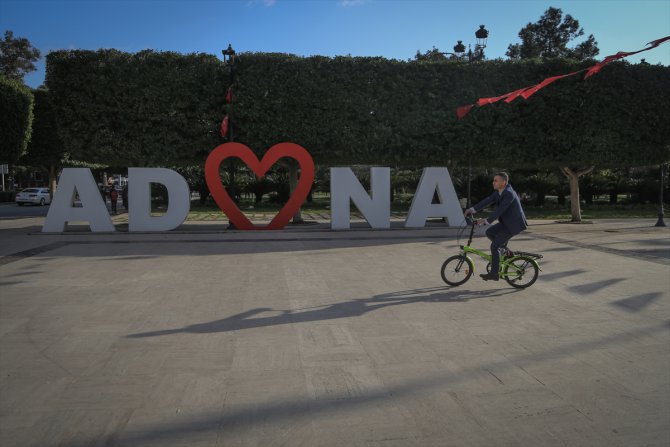 Adana'nın bisikletli bağımsız büyükşehir belediye başkan adayı