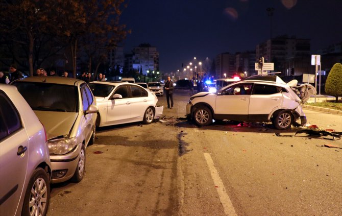 İzmir'de otomobil park halindeki araçlara çarptı: 2 yaralı