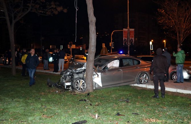 İzmir'de otomobil park halindeki araçlara çarptı: 2 yaralı