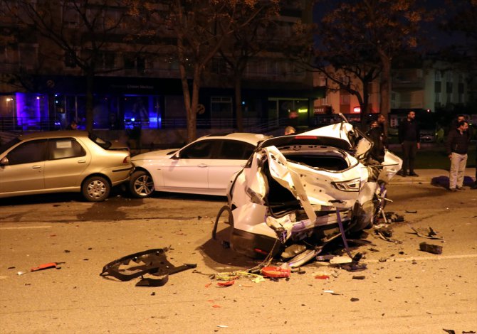 İzmir'de otomobil park halindeki araçlara çarptı: 2 yaralı