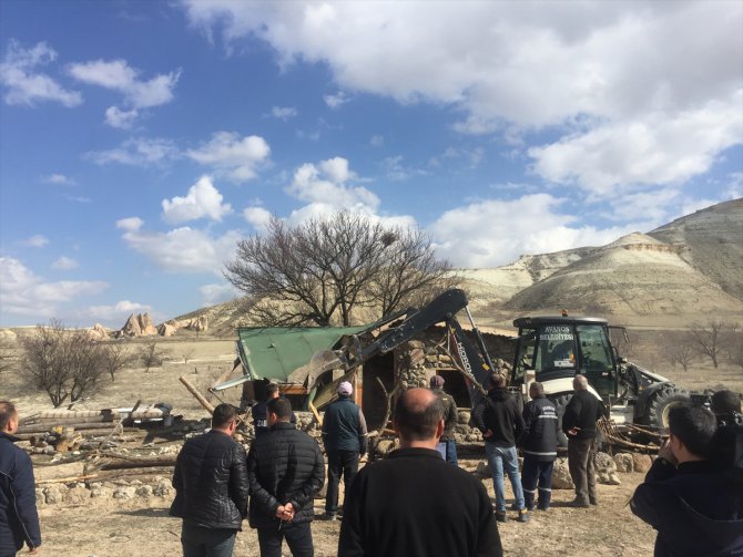 Kapadokya'da, peribacaları yakınındaki yapıların yıkımı sürüyor