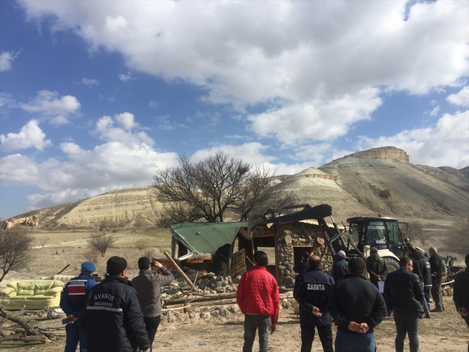 Kapadokya'da, peribacaları yakınındaki yapıların yıkımı sürüyor