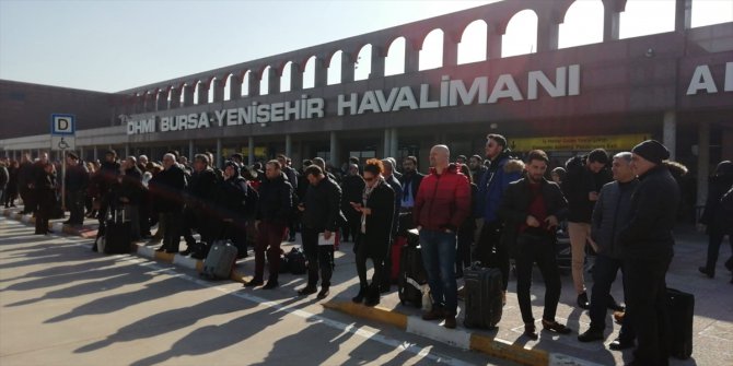 Uçak yolcuları seyahatlerini otobüs ve taksiyle tamamladı