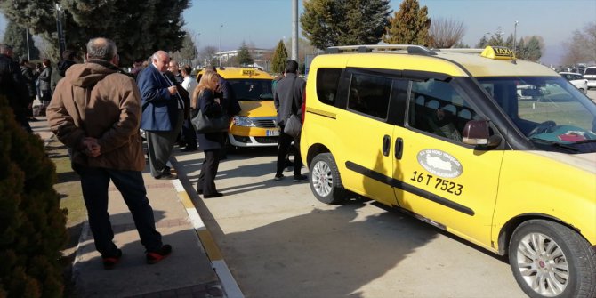 Uçak yolcuları seyahatlerini otobüs ve taksiyle tamamladı