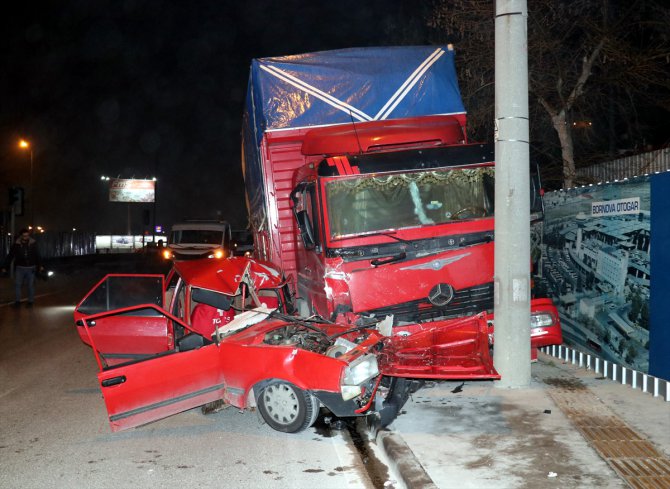 İzmir'de trafik kazası: 2 yaralı