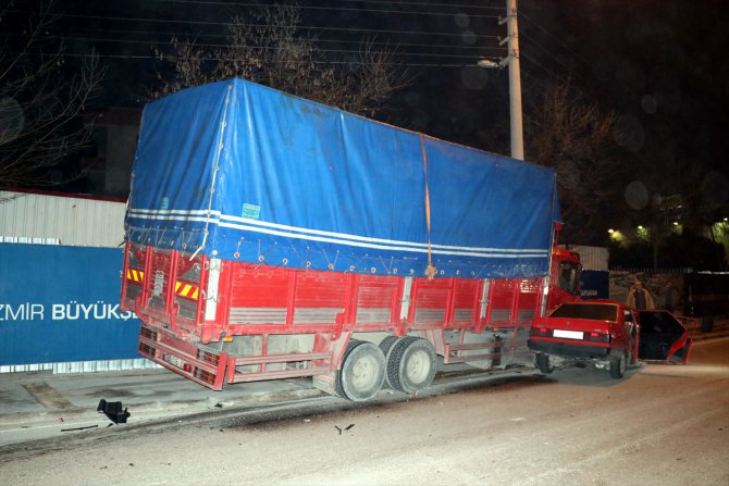 İzmir'de trafik kazası: 2 yaralı