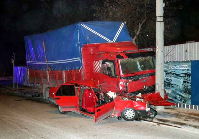 İzmir'de trafik kazası: 2 yaralı