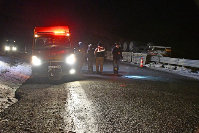 Tendürek Geçidi'nde tır bariyere saplandı: 1 ölü