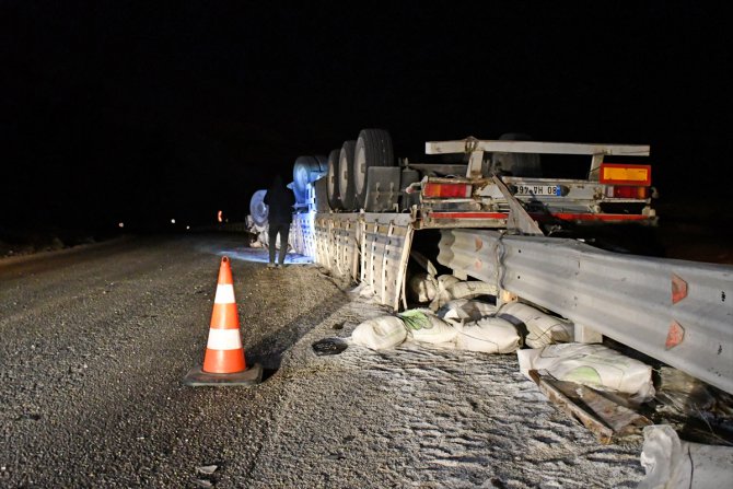 Tendürek Geçidi'nde tır bariyere saplandı: 1 ölü