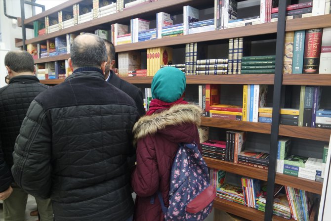 Eğitim derneğinden gençlere ücretsiz "kitap kahve" hizmeti